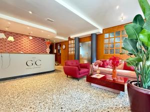 eine Lobby mit roten Stühlen und einem roten Sofa in der Unterkunft Hotel Gran Casa in Oderzo