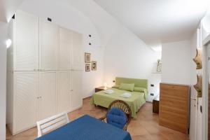 a bedroom with a bed and a table and chairs at Appartamento Anna in Meta