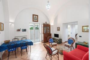 a living room with a blue table and chairs at Appartamento Anna in Meta
