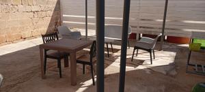 a table and chairs sitting outside of a building at Villa Saponaro - Affittacamere in Torre Lapillo