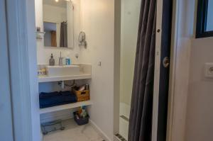 a bathroom with a sink and a mirror at Antony City Center Studio AC in Antony +8 photos