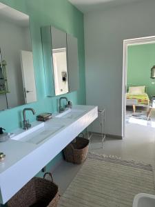 a bathroom with two sinks and a mirror at Casa verde in Tuzla
