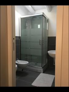 een badkamer met een glazen douche en een wastafel bij Antonella Gardalake 2 in Desenzano del Garda