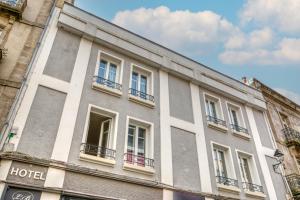 a facade of a hotel with windows and balconies at Le Bretagne - Hôtel de charme labellisé Cosy Places in Vannes
