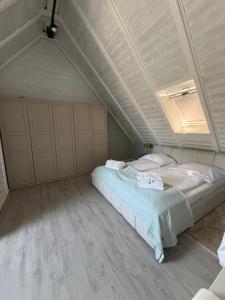 ein Schlafzimmer mit einem großen Bett im Dachgeschoss in der Unterkunft Syltfisch in Sylt