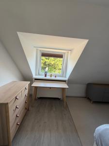 ein Zimmer mit Fenster und Schreibtisch in einem Zimmer in der Unterkunft Syltfisch in Sylt + 3 Fotos
