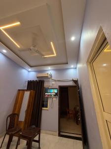 a room with a ceiling with a mirror and chairs at Hotel New Vedas Villa 15 mints From Ram Temple in Ayodhya