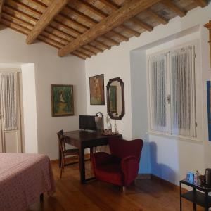 a bedroom with a desk and a chair and a mirror at la cana dolce in Bertinoro