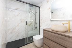 a bathroom with a shower and a toilet and a sink at Xena Cucuraza by BeValle in Panticosa +25 photos