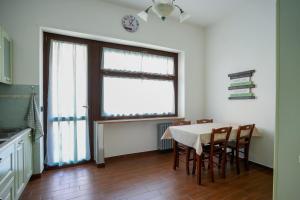 a kitchen with a table and chairs and a window at Casa di Caterina in Cuneo