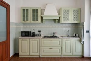 a kitchen with green cabinets and a sink at Casa di Caterina in Cuneo
