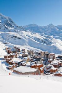 a town in the snow on a snowy mountain at Temples du Soleil Nazca Appartements VTI in Val Thorens