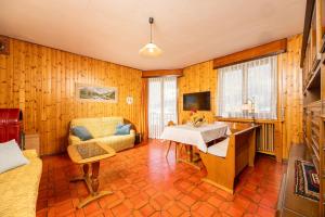 a living room with a table and a couch at Casa Lena in Colorina