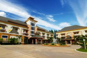 a large building with a fountain in front of it at โรงแรมสบายโฮเทล โคราช in Nakhon Ratchasima