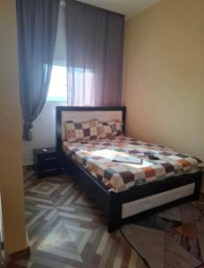 una camera da letto con un letto in una stanza con una finestra di Cuic apart a Cabinda