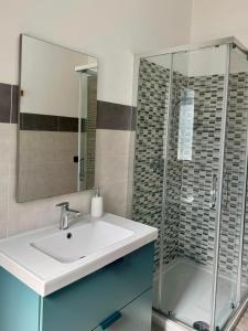 a bathroom with a sink and a shower at ERMAN HOUSE - Dimora del Doge in Dolo +15 photos