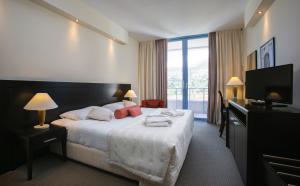 Postel nebo postele na pokoji v ubytování Admiral Grand Hotel