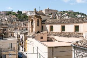 a view of the city from the roofs of buildings at A un Passo dal Centro in Modica