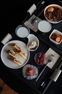a black table with plates of food on it at 龄舍1927酒店 in Wuhan