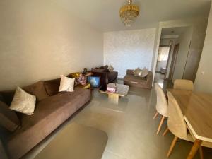 a living room with a couch and a table at Super appartement in Hauara