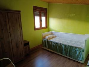 a green bedroom with a bed and a window at Romanorum in Fermoselle