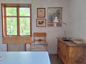 a room with a desk and a chair and a window at Gyllene tranans hus in Gammalstorp
