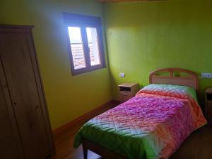 a bedroom with a bed and a window at Romanorum in Fermoselle