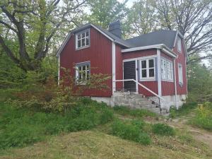 a red house with a black roof at Gyllene tranans hus in Gammalstorp +16 photos