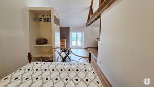 a bedroom with a bed in a room at La Virée Champêtre in Villiers-Saint-Benoît