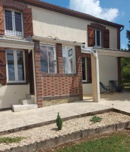 a home with a brick house at La Virée Champêtre in Villiers-Saint-Benoît