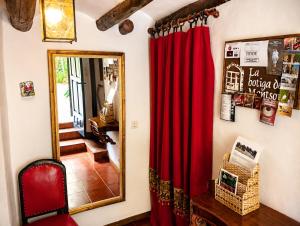 a room with a red curtain and a mirror at Casa amb terrassa i vistes a la vall - Cal Taverner in Montsonis