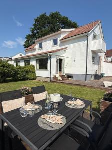a black table with plates of food on top of a yard at Central family twinhouse in Stavanger