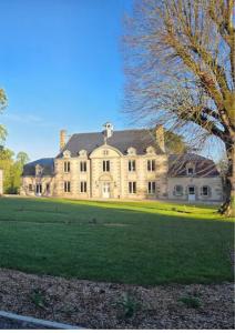 a large stone house with a large yard at Résidence du Bas Mont in Moulay