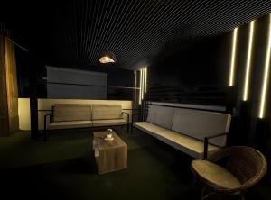 ein Wohnzimmer mit Sofa und Tisch in der Unterkunft KH Hotel in New cairo