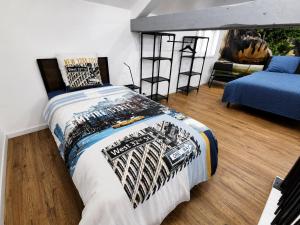 a bedroom with a bed and a couch at Le temps d'une pause -4- in Cepoy