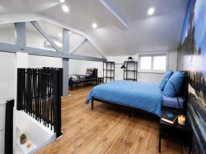 a bedroom with a blue bed in a room at Le temps d'une pause -4- in Cepoy