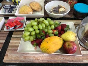 ein Tisch voller Teller mit Obst und Gemüse in der Unterkunft Hotel Prata Express in Pratânia + 8 Fotos