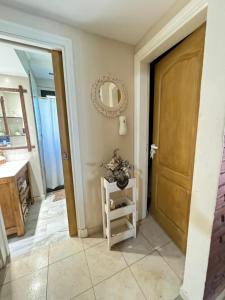a hallway with a brown door and a mirror at Quinta El Arrayan in Tandil +4 photos