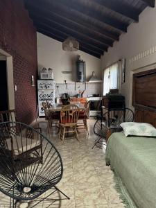 a room with a table and chairs and a kitchen at Quinta El Arrayan in Tandil