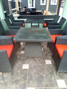 a table and chairs in a restaurant with a table at Villa Liga Hotels Concerpts in Erunmu