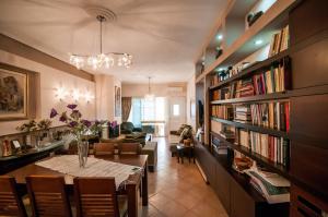 une salle à manger avec une table et des étagères dans l'établissement Holidays Pelion, à Nea Anchialos