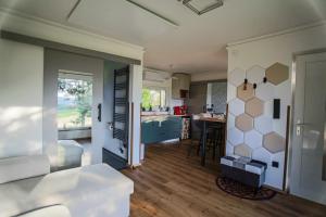 a living room with a kitchen and a living room with at Horizont Hillside Mályinka in Mályinka