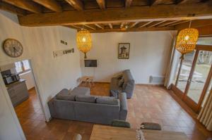 a living room with a couch and a table at Le gîte du château 2 in Crespy-le-Neuf