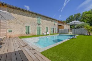 a swimming pool in the backyard of a house at Le gîte du château 2 in Crespy-le-Neuf
