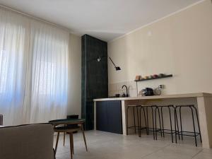 eine Küche mit Spüle und Arbeitsplatte in der Unterkunft Oronti Accommodations in Lecce
