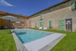 a swimming pool in a yard next to a building at Le gîte du château 1 in Crespy-le-Neuf +9 photos
