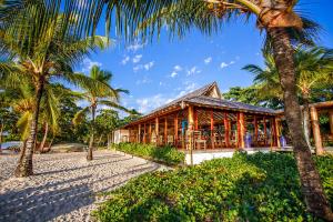 a resort on the beach with palm trees at La Torre Resort All Inclusive in Porto Seguro
