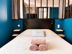 a bedroom with a bed with two towels on it at La Loge AL'AIX in Aix-les-Bains