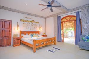 a bedroom with a bed and a ceiling fan at Las Golondrinas KM59 in Taquillo