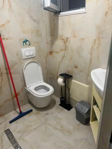 ein Badezimmer mit Toilette und Waschbecken in der Unterkunft Kalaj in Tale